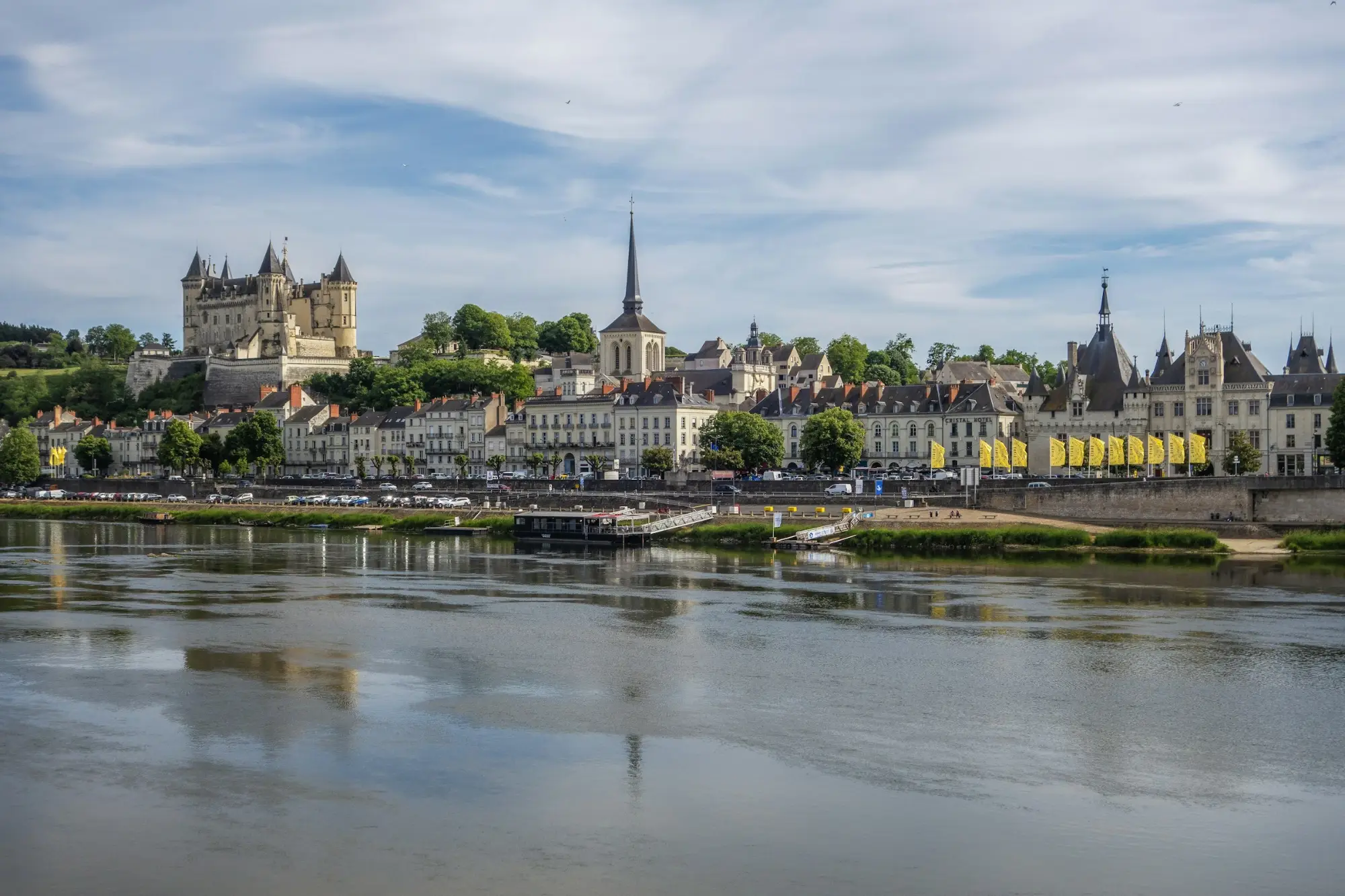 Ville de Saumur bord de Loire vue sur le château